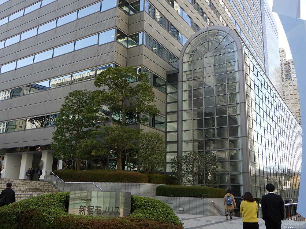 西新宿の高層オフィスビル 新宿モノリス