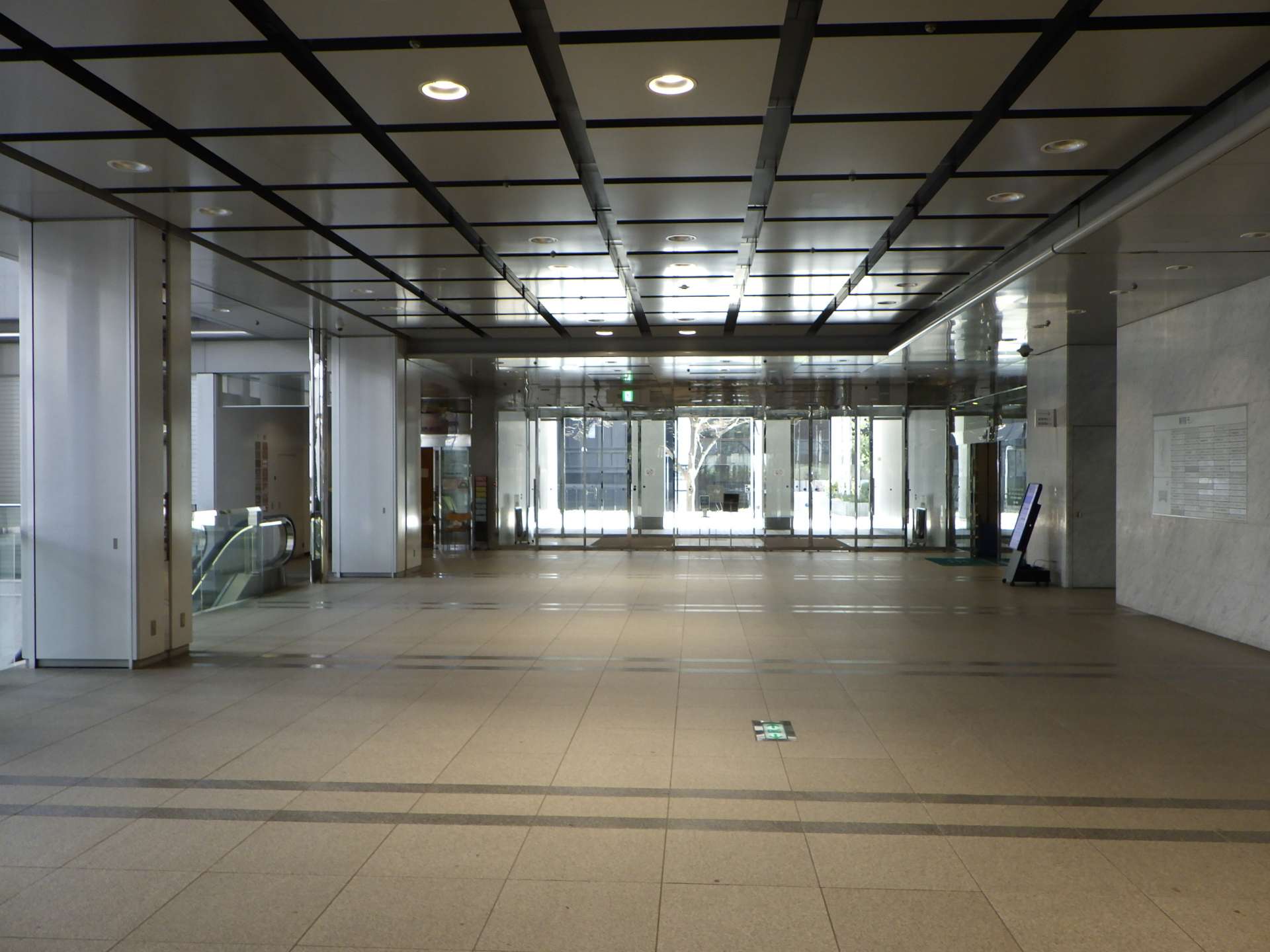 西新宿の高層オフィスビル 新宿モノリス